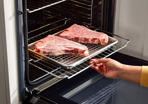 راهنمای کامل استفاده از برنامه یخ زدایی در فر | بهترین روش برای یخ زدایی سریع و ایمن غذا