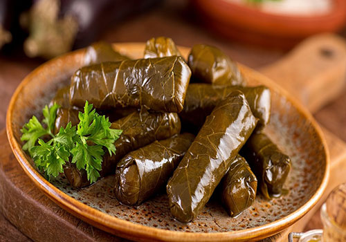 طرز تهیه دلمه برگ مو با رب انار ؛ دلمه مجلسی