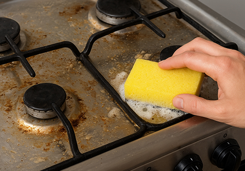 ترفندهای سریع و آسان جرم گیری اجاق گاز | بهترین روش های چربی زدایی و برق انداختن گاز