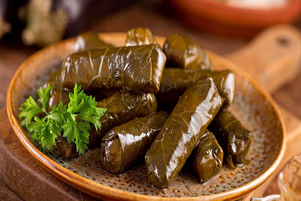 طرز تهیه دلمه برگ مو با رب انار ؛ دلمه مجلسی